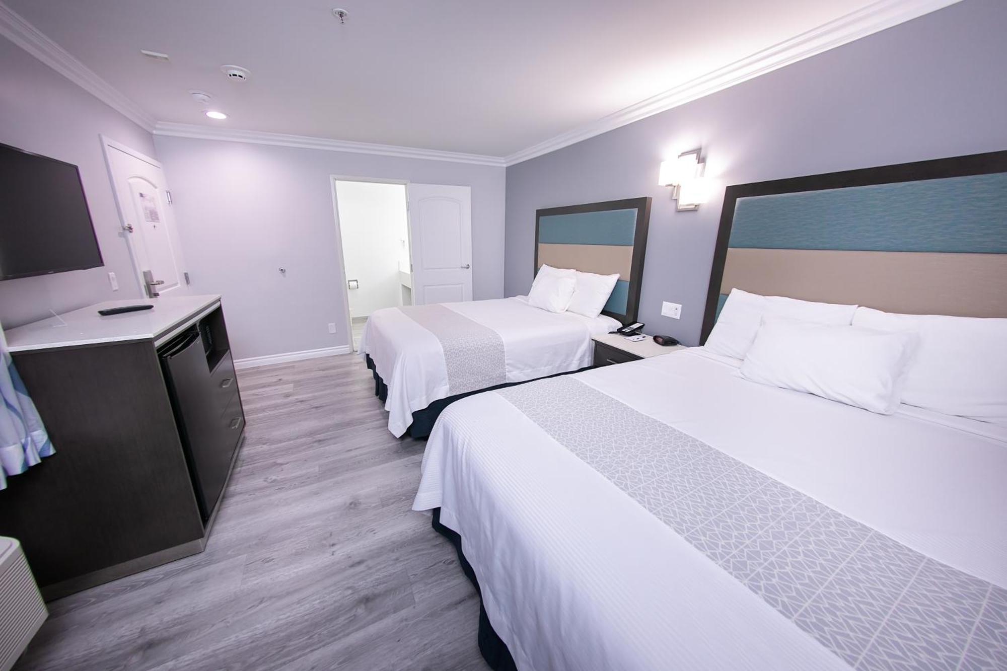 Travelodge Inn & Suites By Wyndham Уэст-Ковина Номер фото